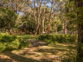 Boomerang Hideaway - at Tranquil acreage, cottage in Blueys Beach