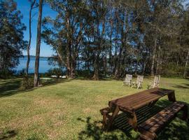 Tuppys on the Lake, hotel near Myall Lakes, Bungwahl