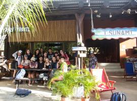 Tsunami Hostel, hotel en Tamarindo