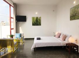 LaRose Cafe I Bed & Breakfast, hotel econômico em Quy Nhon