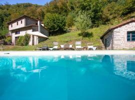 Holiday villa with pool, Mulino del Pita, séjour à la campagne à Barga