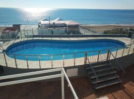 Islantilla-Apartamento con piscina y garaje en primera línea de playa, apartament a Isla Cristina