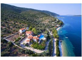Alonissos beach villa 5 steps away from the sea, hotel en Kalamakia