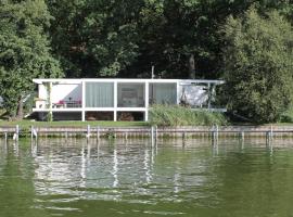 Haus direkt am See, boat in Berlin