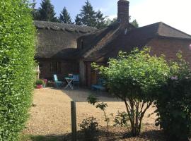 Thatched Cottage, farm stay in Pulborough