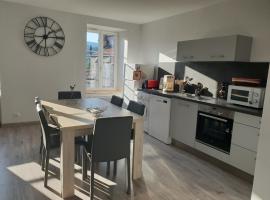 APPARTEMENT ROUGE, Hotel in Saint-Anthème