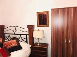Modern cosy room with private bathroom, вариант проживания в семье в городе Харроу