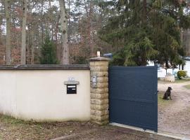 FORET DE FONTAINEBLEAU, chambre entrée privée., habitació en una casa particular a Arbonne