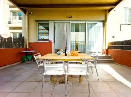 Amplio apartamento con terraza en zona muy tranquila、バルセロナの駐車場付きホテル
