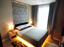 Luxury Apartment near Downtown (Pick-up Service), hotel with parking in Bangkok