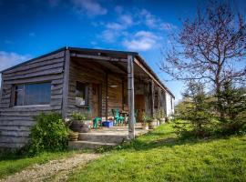 Ceridwen Glamping, double decker bus and Yurts, Saron Golf Course, Llandysul, hótel í nágrenninu