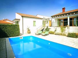 Spacious Villa in Parecag with a Swimming Pool – dom wakacyjny w mieście Sečovlje
