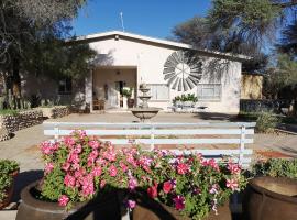 Terra Rouge Guestfarm & Sonstraal Farmhouse, glamping en Koës