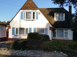 Lovely Bournemouth cottage with beautiful large garden, 5 min to the beach by car, hotell i Bournemouth