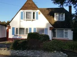 Lovely Bournemouth cottage with beautiful large garden, 5 min to the beach by car