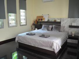 Modern room at Sabai Sabai Homestay Ayutthaya, Ferienwohnung mit Hotelservice in Phra Nakhon Si Ayutthaya