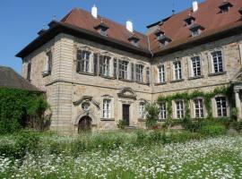 Ferienzimmer im Schloss Burgpreppach: Burgpreppach şehrinde bir otoparklı otel
