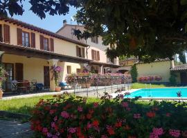 RESIDENCE IL VIGNETO, aparthotel en Lari