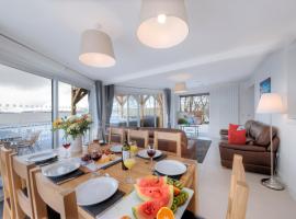 Beach Houses with Hot Tubs, hotel in Glencoe