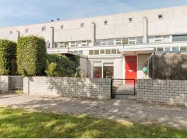 Family house next to train and close to Amsterdam and Schiphol, hotelli kohteessa Almere