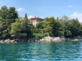 Deluxe Beachfront Apartment Klara, Lovran, hotel in Lovran