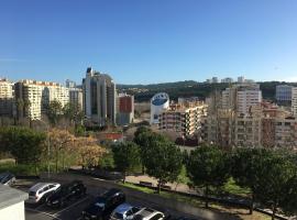 Apartamento novo muito confortável com vista Rio, hôtel à Algés