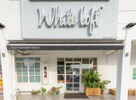 White Loft Hotel, hotel cerca de Aeropuerto internacional de Melaka - MKZ, 