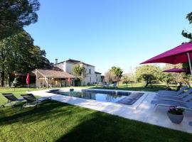 Belle demeure familiale avec piscine proche St Emilion: Bossugan şehrinde bir tatil evi