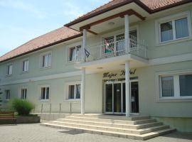 Major Hotel És Palóc Apartmanház، فندق في Szécsény