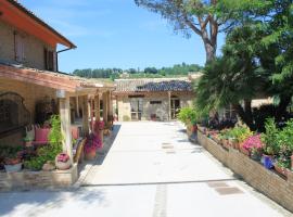 B&B Il Cavallino โรงแรมที่มีที่จอดรถในCivitanova Alta