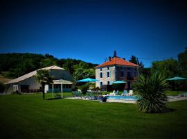 Gîtes Grand Pré ! et la Roulotte de Roquecor, hotell med basseng i Roquecor