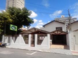 Pousada Casa Verde - quartos individuais - smart tv 32 - e banheiro privativo, hotel em Itajaí