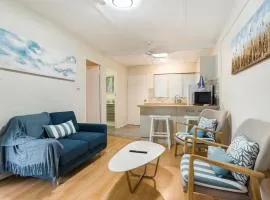 Tropical Unit with Private Fenced Garden Close to The Beach 4