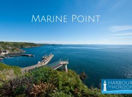 Marine Point, Mevagissey - sensational cliff top views of harbour and bay، بيت عطلات شاطئي في ميفاغيسي