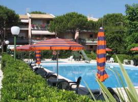 M79 - Marcelli, trilocale fronte mare in residence con piscina، مكان عطلات للإيجار في مارشيللي