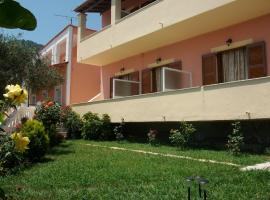 Roza's Home and Studios, hotel a Benitses