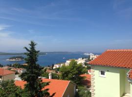 Apartments Jakic 1, nhà khách ở Đảo Hvar
