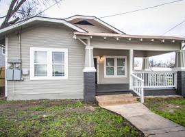 Hackberry St #B Renovated 2BR Near Downtown SA, апартамент в Сан Антонио