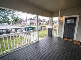Hackberry St #A Renovated 2BR/2BA Near Downtown, апартамент в Сан Антонио