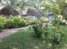 Chobe Sunset Chalets, guest house in Lesoma