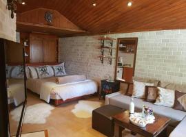 Czarina Cabin הבקתה הקיסרית, bed and breakfast en Cesarea