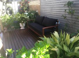 bluebird cottage, hotel with hot tubs in Angaston