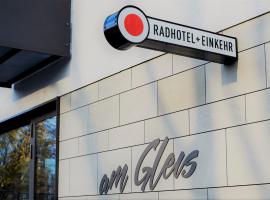 Radhotel am Gleis، فندق في رادولفتسل آم بودينسي