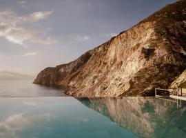 Milos Cove, hotel a prop de Tria Pigadia, a Komia