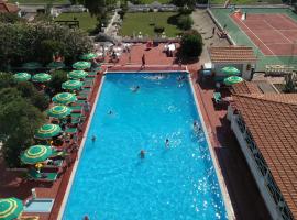 International Resort, hotel u gradu 'Mondragone'