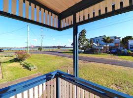 Waterside Retreat - Blackies Beach - Swansea Channel, ξενοδοχείο σε Blacksmiths