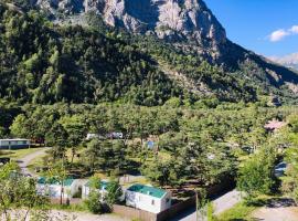 Camping River, parkolóval rendelkező hotel Le Martinet városában