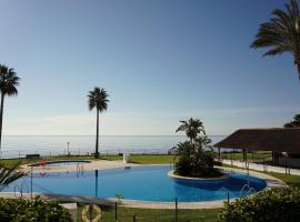 Frontline Beach ground floor with privet garden, Mi Capricho 16, hotel in Mijas