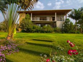StayVista's Shubmann - Lakeside Villa with Pool, Lawn & Gazebo, hotel dengan parkir di Rudāna