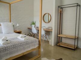 Raw Karoo Guest House: Oudtshoorn şehrinde bir otel